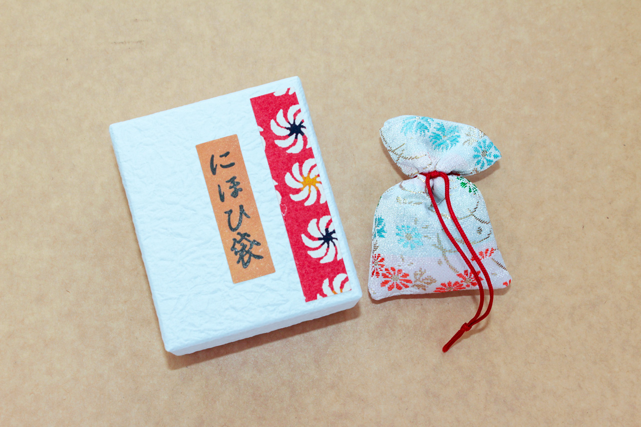 今月のプレゼント　秋柄金襴の「匂い袋」（京都・山田松香木店謹製）
