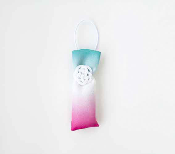 今月のプレゼント　匂い袋「uturoiiro（移ろい色）・オリエンタルアンバー」